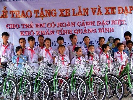 Quảng Bình: Trao 200 xe lăn và xe đạp đến học sinh có hoàn cảnh khó khăn 2