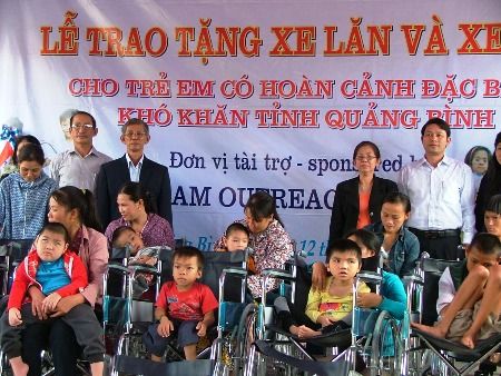 Quảng Bình: Trao 200 xe lăn và xe đạp đến học sinh có hoàn cảnh khó khăn