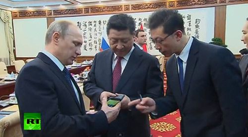 Tổng thống Putin tặng Chủ tịch Tập Cận Bình smartphone 2 màn hình