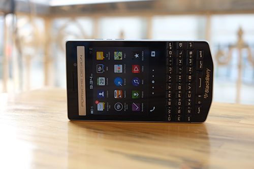 BlackBerry ra mắt điện thoại siêu sang P9983 4