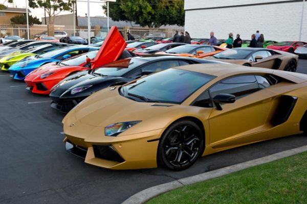 Hàng chục siêu xe Lamborghini đủ màu sắc khoe dáng tại Mỹ