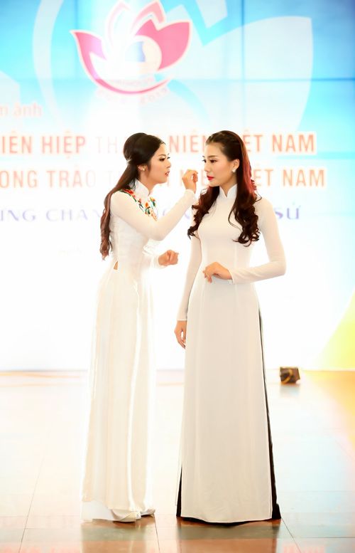 Top 5 HHVN 2014 đẹp dịu dàng trong tà áo dài 3