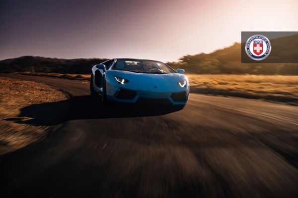 Siêu xe Lamborghini Aventador mui trần nổi bật với bộ vó lạ