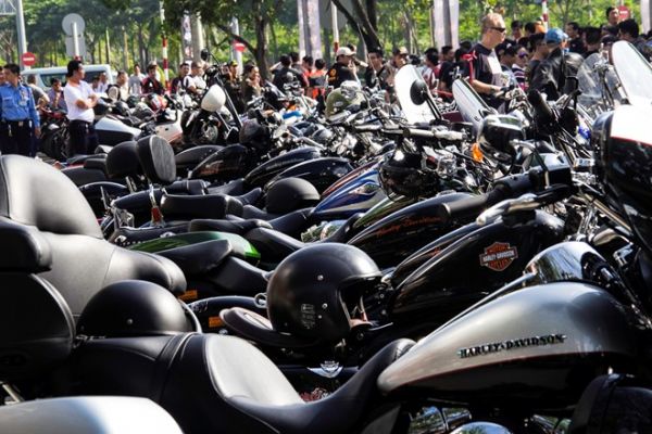 Màn diễu hành đẹp mắt của hàng trăm chiếc mô tô tại Sài Gòn