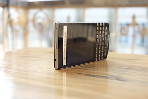 BlackBerry ra mắt điện thoại siêu sang P9983 3