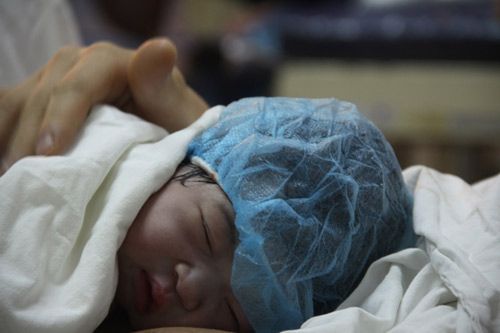 Đón trẻ sơ sinh đầu tiên của năm 2015 tại BV Phụ sản TƯ 2