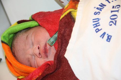 Đón trẻ sơ sinh đầu tiên của năm 2015 tại BV Phụ sản TƯ 6