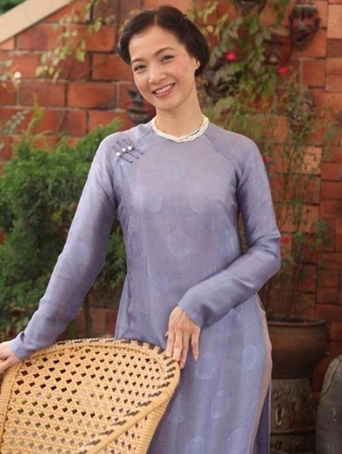 Mẹ chồng Tăng Thanh Hà đầy đặn và quyến rũ với áo dài 10