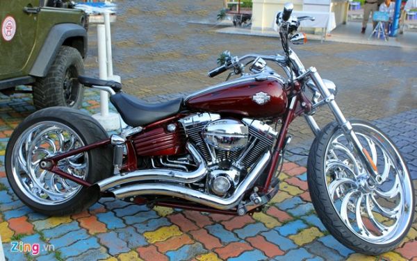 Harley-Davidson Rocker C độ cặp vành hơn 6.000 USD ở Hà Nội 8