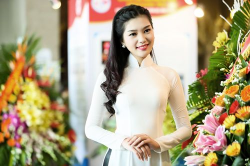 Top 5 HHVN 2014 đẹp dịu dàng trong tà áo dài 5