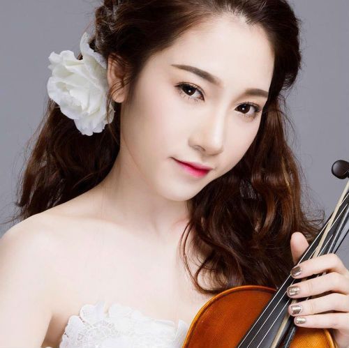 Cô gái xinh đẹp cover “Chắc ai đó sẽ về” bằng violin