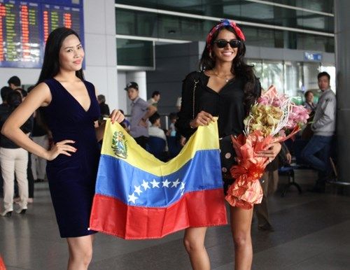 Hoa hậu thế giới 2011 hào hứng trong lần đầu đến Việt Nam 4