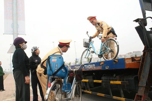 Đạp xe lên cầu Nhật Tân, 2 cụ bà được CSGT đưa về nhà
