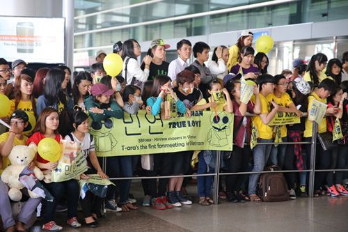 Nhóm T-ara đến Việt Nam trong sự chào đón của fan