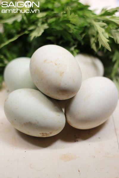 Trứng vịt lộn hầm ngải cứu bổ dưỡng cho ngày rét mướt
