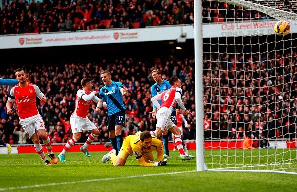 Arsenal 1-0 Stoke (H1): Sanchez kiến tạo đẹp mắt