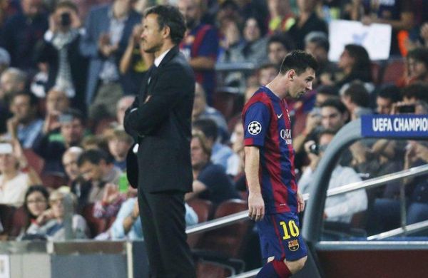 Messi đến tập muộn như thách thức HLV Luis Enrique