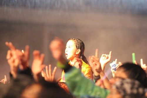 Hàng nghìn khán giả đội mưa rét xem "bão rock" tại sân Mỹ Đình