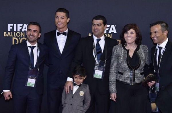 Bạn gái không dự lễ trao giải QBV vì tránh mặt mẹ Ronaldo