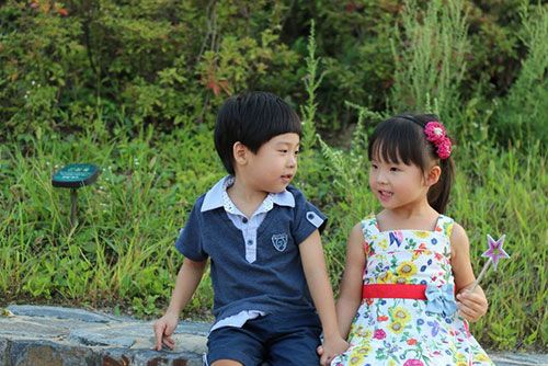 Cô bé 4 tuổi làm “phiên dịch viên” Việt – Hàn cho bố mẹ 5