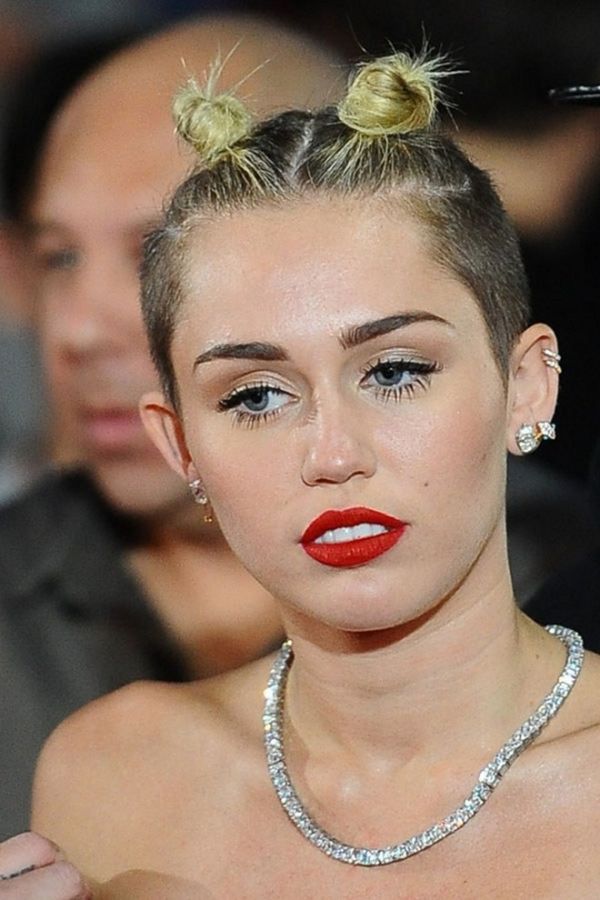 Miley Cyrus xứng danh nữ hoàng tàn phá tóc nhất năm 3