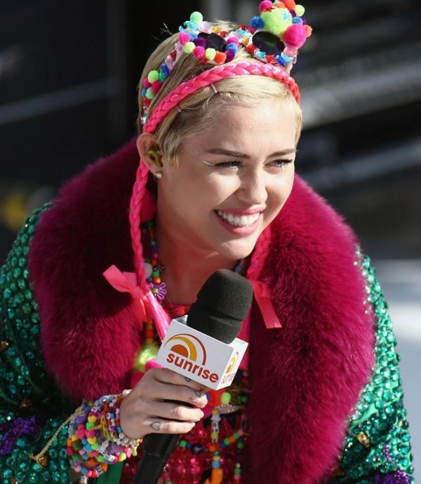Miley Cyrus xứng danh nữ hoàng tàn phá tóc nhất năm 7