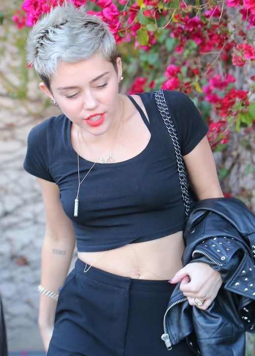 Miley Cyrus xứng danh nữ hoàng tàn phá tóc nhất năm 19