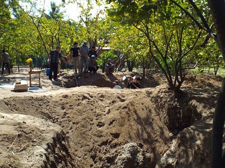 Hố chôn người tập thể “khổng lồ” được phát hiện như thế nào?