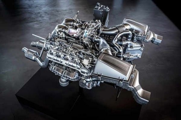 Mercedes thay động cơ mới thách thức Nissan GTR 3