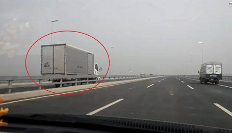 Kinh hoàng xe tải chạy ngược chiều tốc độ cao trên cầu Nhật Tân