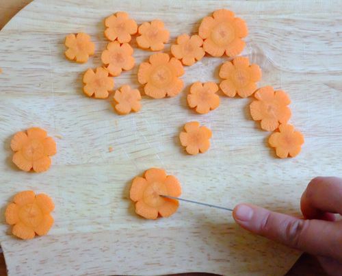 2 cách tỉa hoa đào từ cà rốt để trang trí món ăn ngày Tết 6