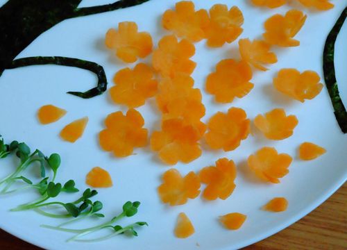 2 cách tỉa hoa đào từ cà rốt để trang trí món ăn ngày Tết 4