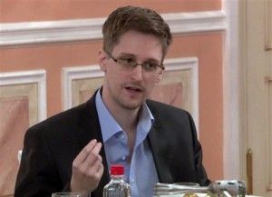 Lộ lý do Edward Snowden không dùng điện thoại iPhone?