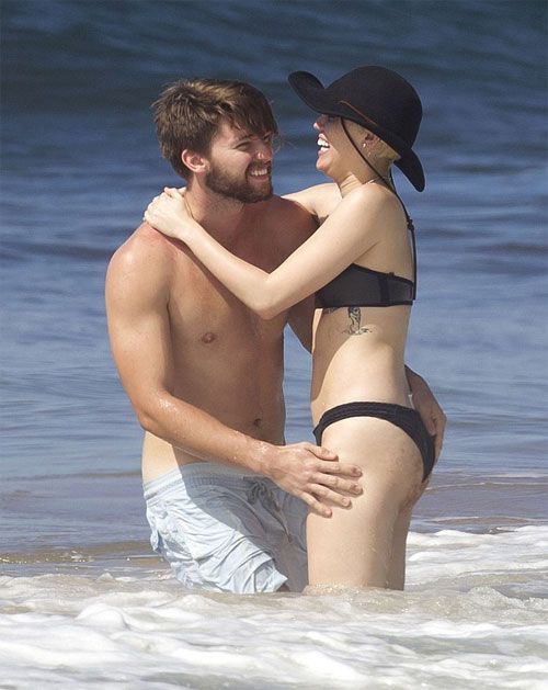 Bất chấp phản đối, Miley Cyrus hôn bạn trai đắm đuối 9