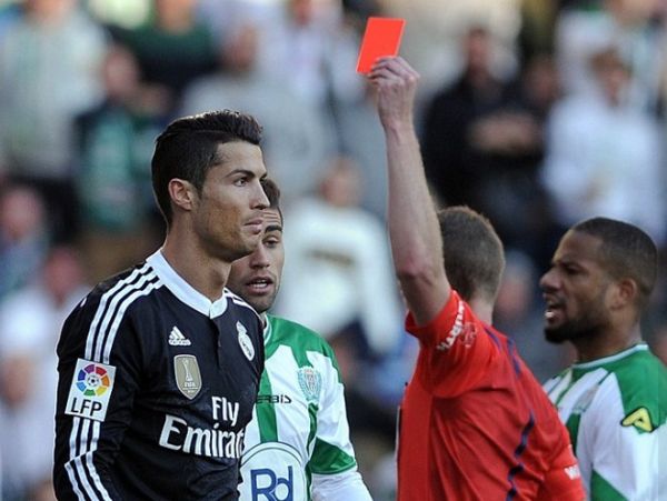 Trọng tài ‘cứu’ Ronaldo khỏi series đánh người