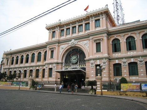 Sơn thử để tìm màu gốc cho tòa nhà bưu điện trung tâm Sài Gòn 2