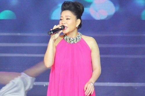 "Bà bầu" Thu Minh trình diễn tại lễ trao giải Mai Vàng