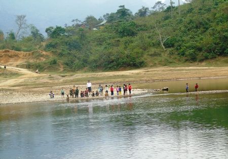 Trao tặng đò mới cho học sinh lội sông đến trường