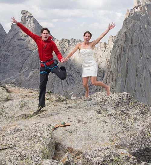 Cặp đôi liều mình tổ chức đám cưới trên núi cao 15