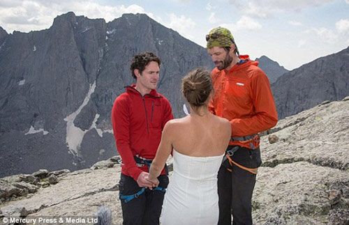 Cặp đôi liều mình tổ chức đám cưới trên núi cao 6
