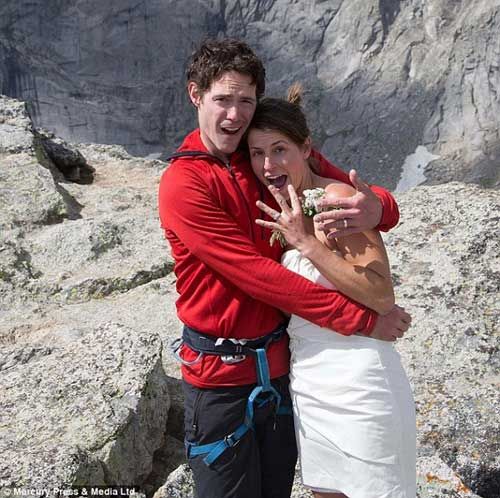 Cặp đôi liều mình tổ chức đám cưới trên núi cao 12