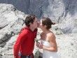 Cặp đôi liều mình tổ chức đám cưới trên núi cao