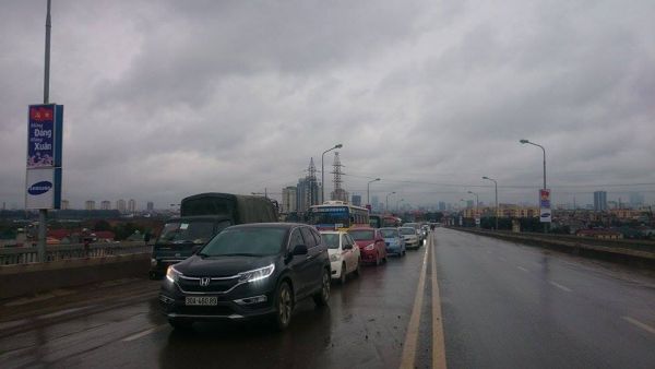 Hà Nội: Hàng trăm ô tô “chôn chân” trên cầu Thăng Long 20