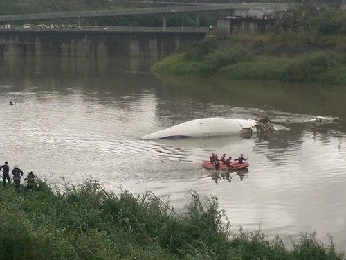 Máy bay Đài Loan chở hơn 50 người rơi xuống sông