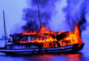 Tàu ngủ đêm bốc cháy dữ dội trên vịnh Hạ Long