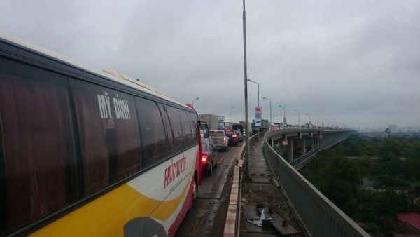 Hà Nội: Hàng trăm ô tô “chôn chân” trên cầu Thăng Long 3