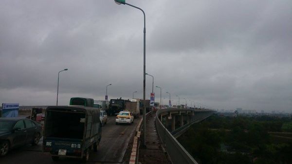 Hà Nội: Hàng trăm ô tô “chôn chân” trên cầu Thăng Long 7