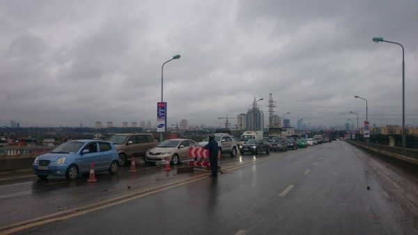 Hà Nội: Hàng trăm ô tô “chôn chân” trên cầu Thăng Long 19