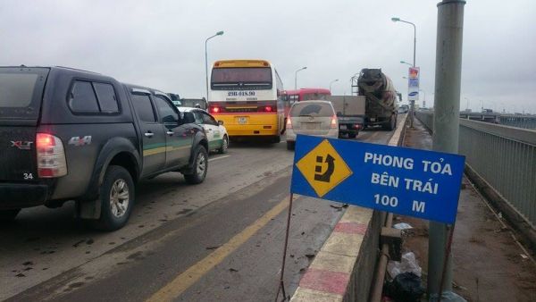Hà Nội: Hàng trăm ô tô “chôn chân” trên cầu Thăng Long 11