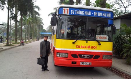 Vị phó giáo sư đến trường hàng ngày bằng xe bus